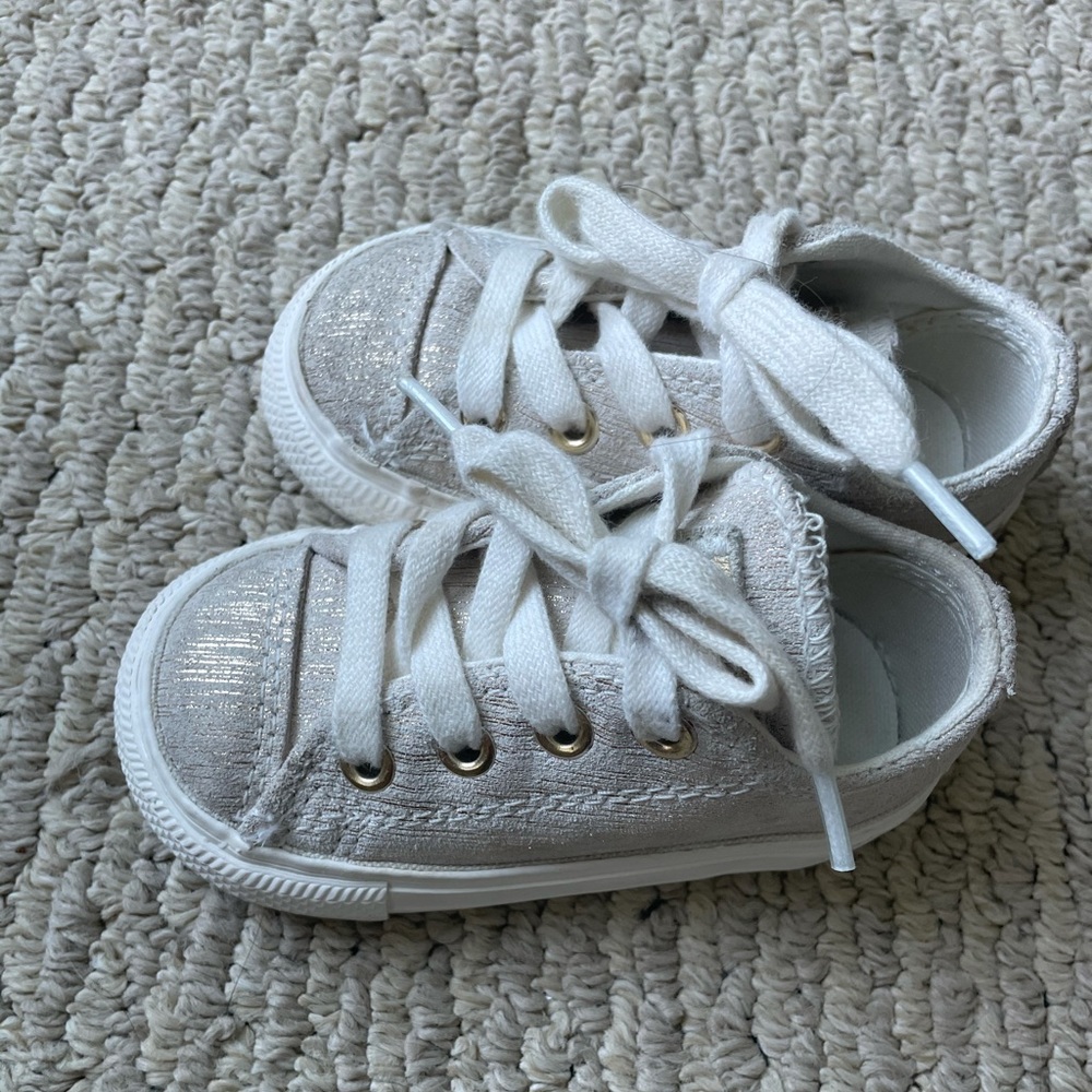 Gold specked converse size 4